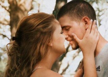 Khi hôn, phụ nữ không ‘chịu’ được 3 điều này, chắc chắn sẽ không thích bạn!