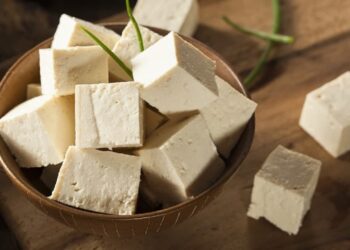 Sau sinh tích cực ăn 3 thứ này mẹ sẽ nhiều sữa, con bú không hết, không phải móng giò