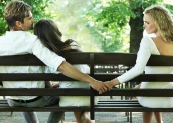 Điều khó quên nhất của một người đàn ông không phải là vợ anh ta, mà là 2 người phụ nữ này, nghe thật đau lòng!