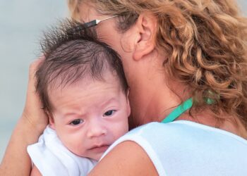 Mẹ chồng mong được trả tiền vì dành thời gian cho cháu, con dâu nên phản ứng thế nào?