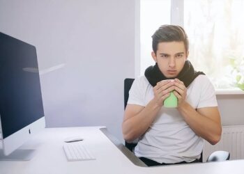 Tay chân thường xuyên bị lạnh là bị làm sao? Ngoài khả năng miễn dịch thấp, nó cũng có thể liên quan đến 3 điểm này