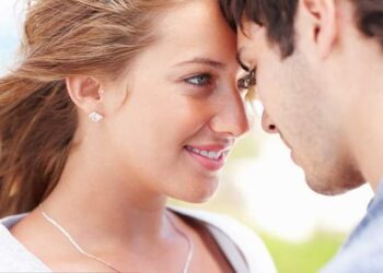 Khi một người phụ nữ nhớ bạn, cô ấy sẽ không trực tiếp nói “Anh nhớ em” mà sẽ cho bạn 3 gợi ý