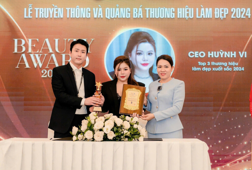 Ceo Huỳnh Vi nhận bằng khen top 3 thương hiệu làm đẹp xuất sắc 2024 và cup từ Bà Đoàn Thị Thu Hằng và ông Ryan Kim