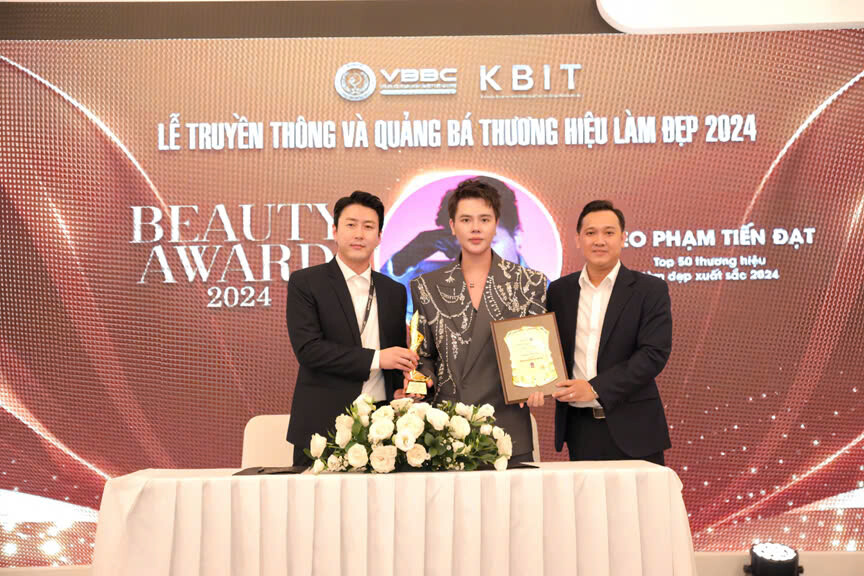 Ceo Phạm Tiến Đạt nhận bằng khen và cup top 50 thương hiệu làm đẹp xuất sắc 2024 từ ông Ryan Kim