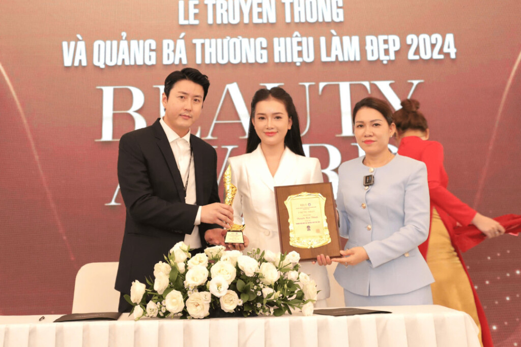 Ceo Tống Khánh Linh nhận bằng khen và cup top 50 thương hiệu làm đẹp xuất sắc 2024 từ ông Ryan Kim