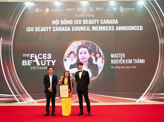 Master Nguyễn Kim Thành  nhận bằng khen và cup hội đồng ban giám khảo ISO BEAUTY CANADA từ ông Nguyễn Ngọc Huy - Chủ tịch VBBC và ông Chai Sung Hoon - đại diện cơ quan đánh giá năng lực ISO BEAUTY CANADA