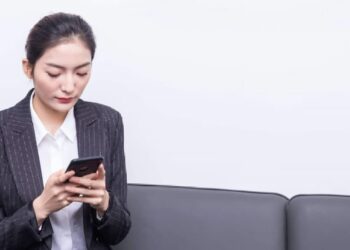 Đi sửa điện thoại giúp chồng, tôi ngớ người khi biết anh có khoản quỹ riêng gần 2 tỷ đồng