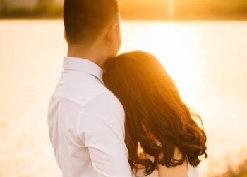 Gặp lại mối tình đầu trong buổi họp lớp, tôi choáng váng khi biết được hành động âm thầm của vợ