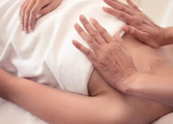 Massage ngực thực sự có thể làm to ngực? Thực chất là lừa tiền, hại người! 4 trò lừa đảo sức khỏe này nhắm vào phụ nữ