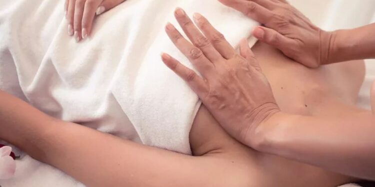 Massage ngực thực sự có thể làm to ngực? Thực chất là lừa tiền, hại người! 4 trò lừa đảo sức khỏe này nhắm vào phụ nữ