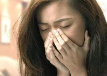 Sau một năm kết hôn, chồng thường xuyên tăng ca, lúc giúp anh giặt đồ, lấy điện thoại ra bấm vào màn hình là tôi bịt miệng khóc