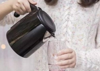 Nước đun sôi là ‘thuốc trường sinh’ rẻ nhất, nhưng chuyên gia dinh dưỡng cho biết: tốt nhất không nên uống nước trong 2 thời điểm này