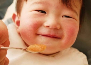 Trong quá trình bổ sung thức ăn dặm cho trẻ nhỏ, rất nhiều mẹ đang mắc phải 3 sai lầm này!