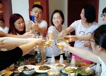 Từ buổi họp lớp, người đàn ông nhận ra ‘thuyết 8 giờ thứ ba’ quyết định cuộc sống giàu hay nghèo của mỗi người