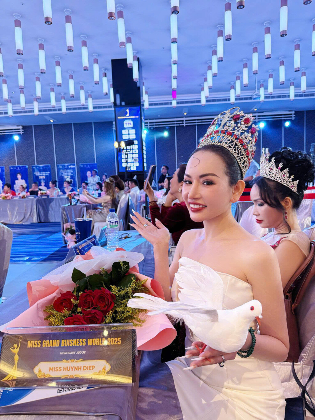MISS HUỲNH ĐIỆP – “BÔNG HỒNG VÀNG” CỦA NGÀNH LÀM ĐẸP VIỆT NAM TỎA SÁNG TRONG VAI TRÒ BAN GIÁM KHẢO TẠI MISS GRAND BUSINESS WORLD 2025 1 miss huynh diep bong hong vang cua nganh lam dep viet nam toa sang trong vai tro bgk tai miss grand business world 2025 2