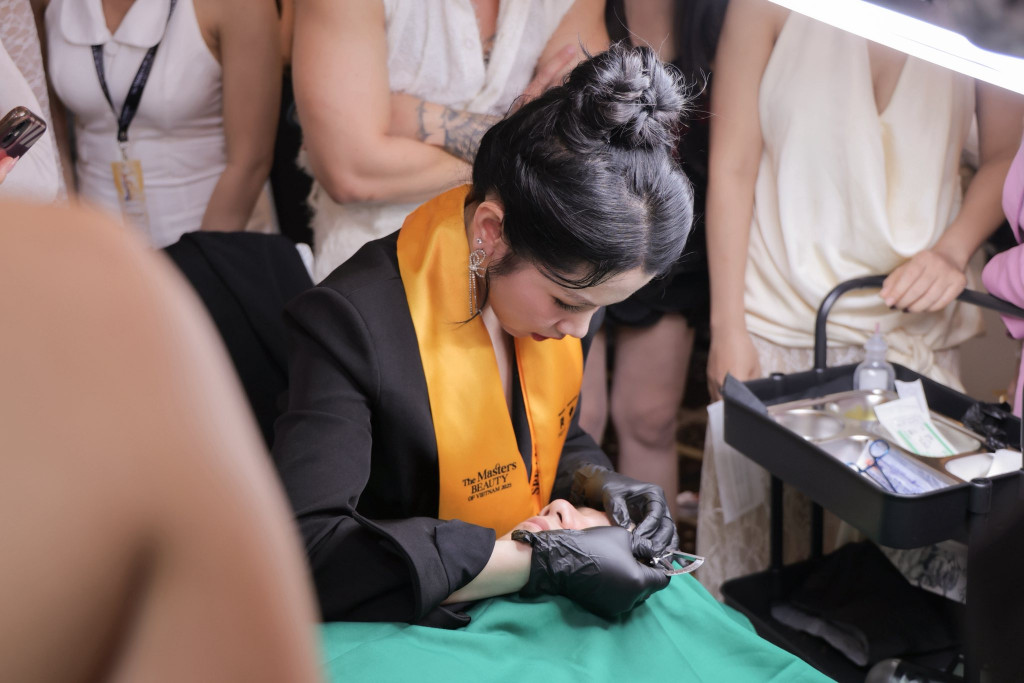 Master Như Quỳnh Nguyễn – Guest Speaker Mang Kỹ Thuật Nhấn Mí Đa Tầng Đầy Tinh Tế Đến The Masters Beauty Of Vietnam Season 2 2 master nhu quynh nguyen guest speaker mang ky thuat nhan mi da tang day tinh te den the masters beauty of vietnam season 2 5