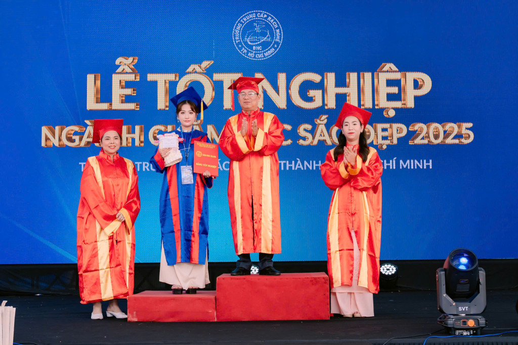 le ton vinh giao vien sac dep 2025 co nguyen thi huynh anh va su menh nguoi dan dat 2