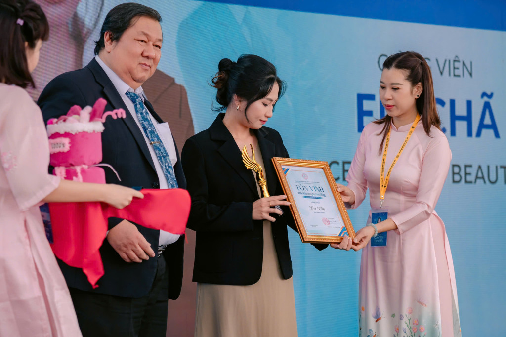 le ton vinh giao vien tieu bieu 2025 va vai tro pho ban to chuc cua chi nguyen ha ceo chuoi spa vua mun 1