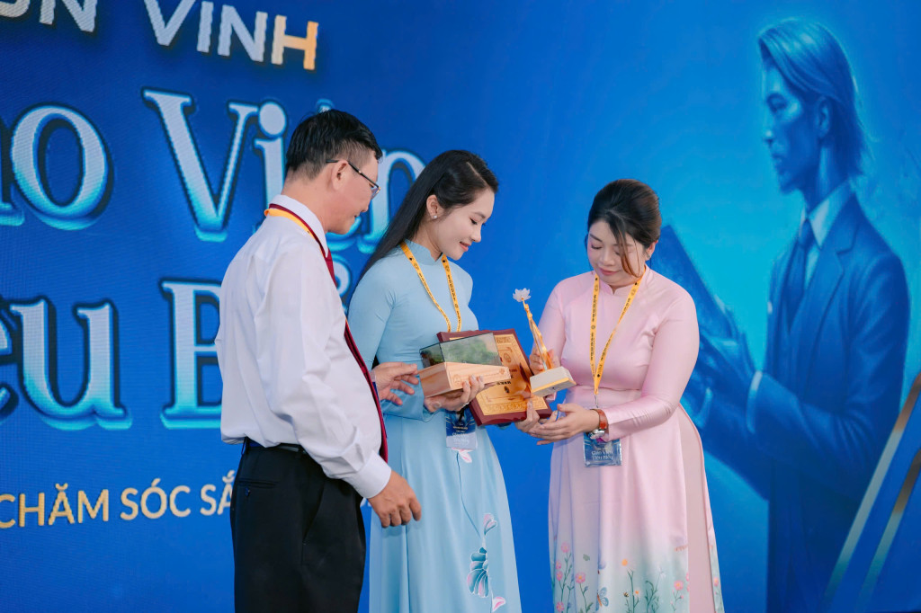 le ton vinh giao vien tieu bieu nganh cham soc sac dep 2025 pho ban to chuc hua thanh vy gop dau an chuyen nghiep 2