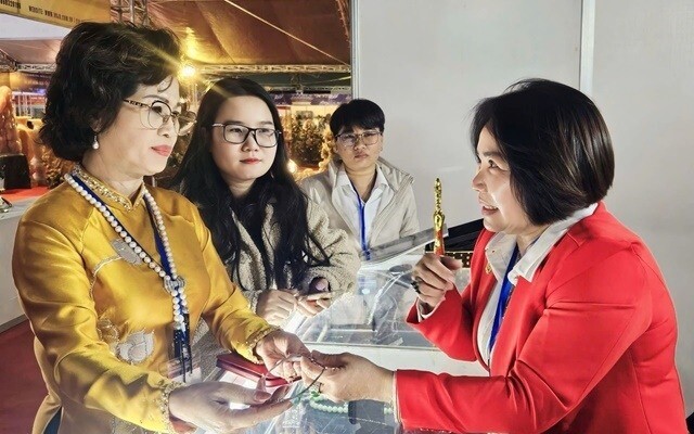 Madam Nguyễn Thị Thu Hà trao đổi tại không gian trưng bày trang sức.