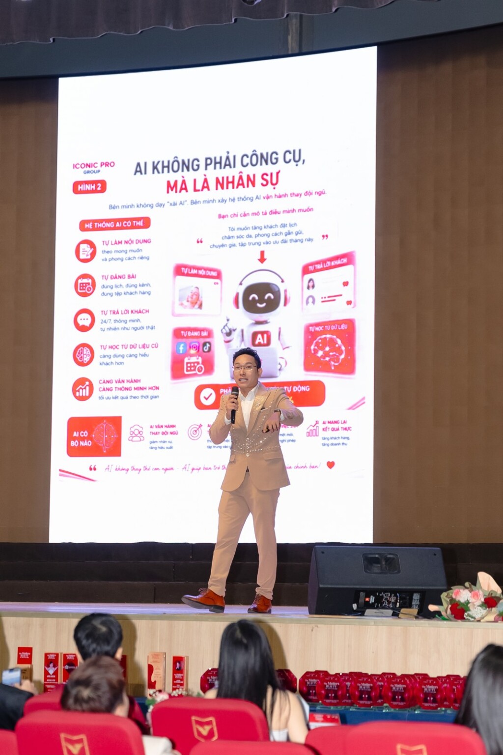 Từ áp lực người đứng đầu đến sứ mệnh phụng sự thương hiệu Việt qua góc nhìn CEO Phạm Văn Thanh 2 CEO Phạm Văn Thanh trên sân khấu The Masters Beauty of Vietnam 2026.