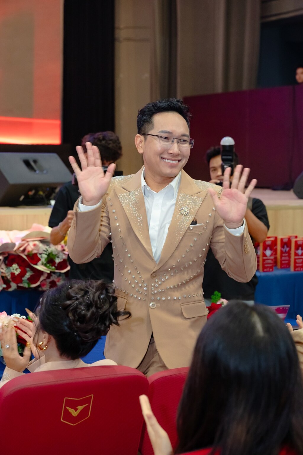 Từ áp lực người đứng đầu đến sứ mệnh phụng sự thương hiệu Việt qua góc nhìn CEO Phạm Văn Thanh 3 CEO Phạm Văn Thanh giao lưu cùng người tham dự chương trình.