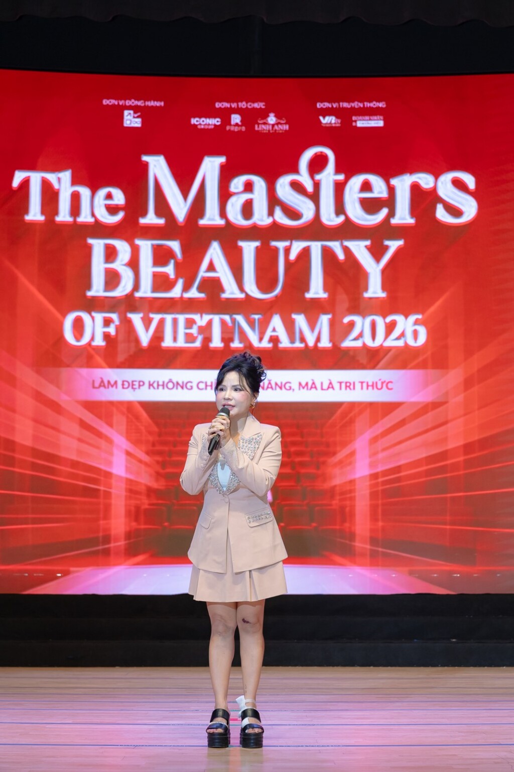 CEO Kiều Nguyễn phát biểu tại The Masters Beauty of Vietnam 2026.